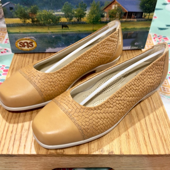 SAS Women's Maui wheat size 10 flats brand new with box;tri-pad comfort - Picture 2 of 13